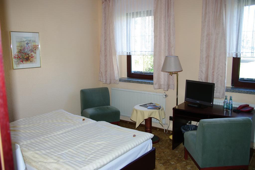 Landhotel Goldener Loewe Mit Pension Am Taurastein Burgstadt Extérieur photo
